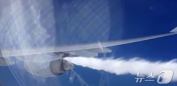 본문 이미지 - 영화 속 항공기가 연료투기시스템을 가동하는 모습 &lt;출처=원더월드 유튜브 캡처&gt;