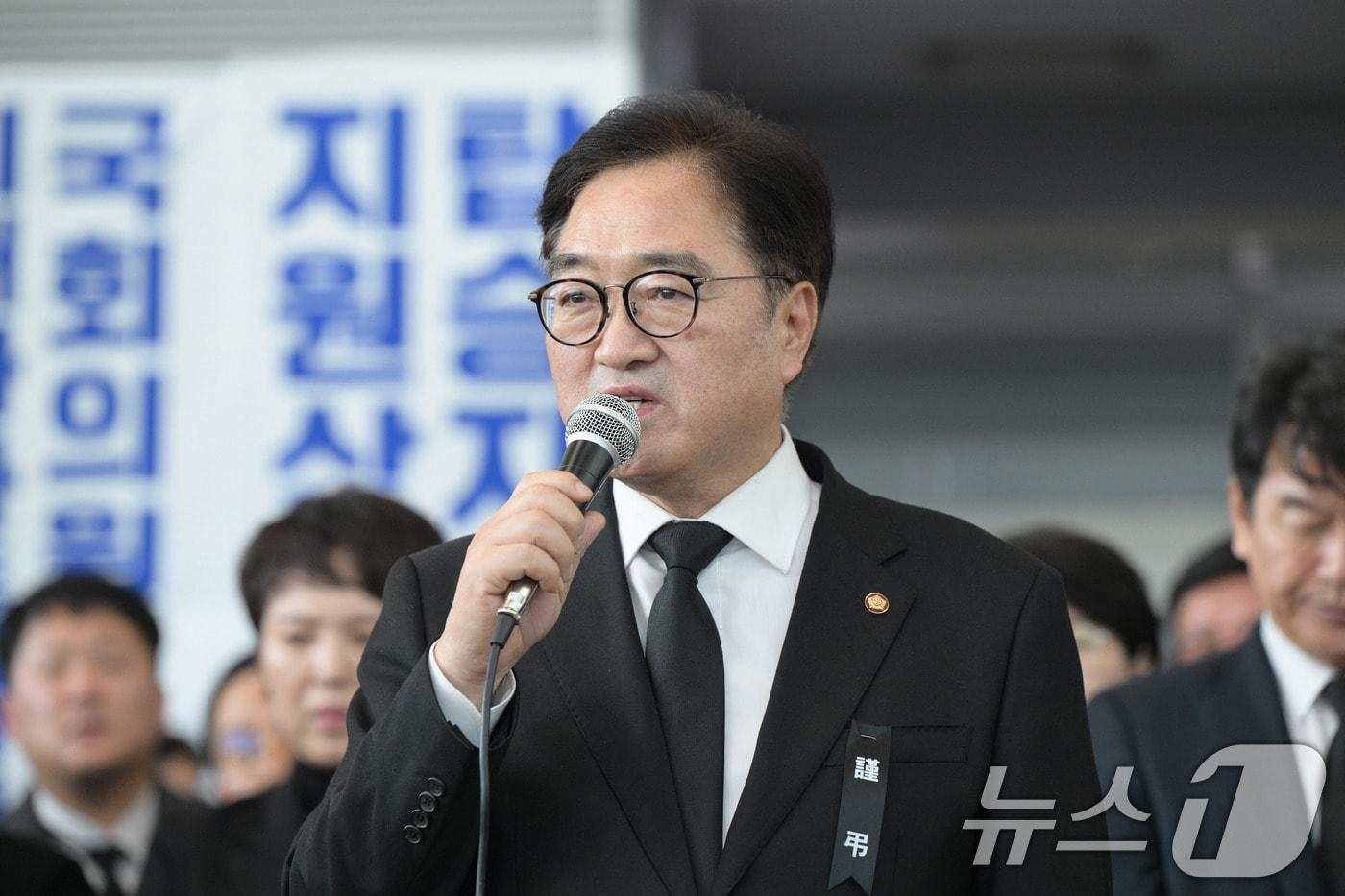 본문 이미지 - 우원식 국회의장이 30일 전남 무안국제공항에서 제주항공 참사 피해자 유가족에게 위로의 말을 전하고 있다. (공동취재) 2024.12.30/뉴스1 ⓒ News1 김성진 기자