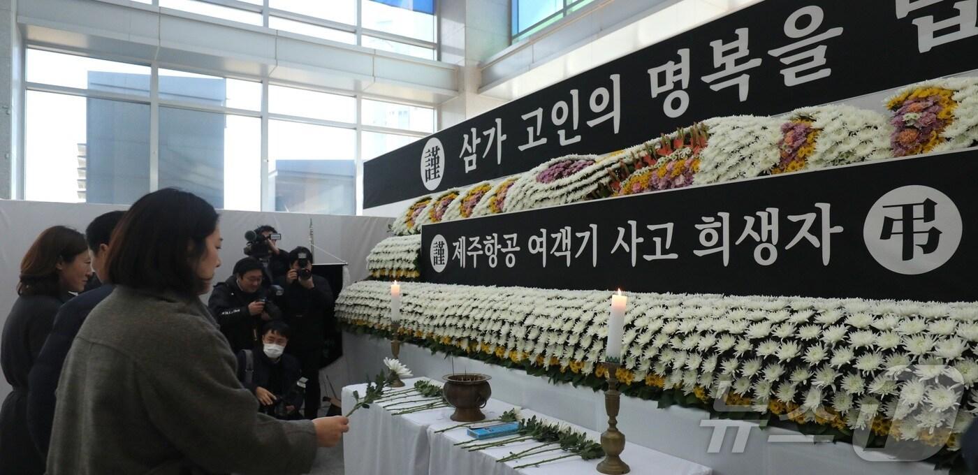 본문 이미지 - 30일 전북자치도 전주시 전북특별자치도청에 마련된 제주항공 여객기 사고 희생자 합동분향소를 찾은 조문객들이 헌화를 하고 있다. 2024.12.30/뉴스1 ⓒ News1 유경석 기자