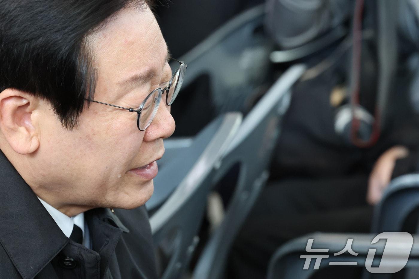 이재명 더불어민주당 대표가 30일 제주항공 여객기 참사가 일어난 전남 무안국제공항을 찾아 유가족을 위로하고 있다. (공동취재) 2024.12.30/뉴스1 ⓒ News1 김성진 기자