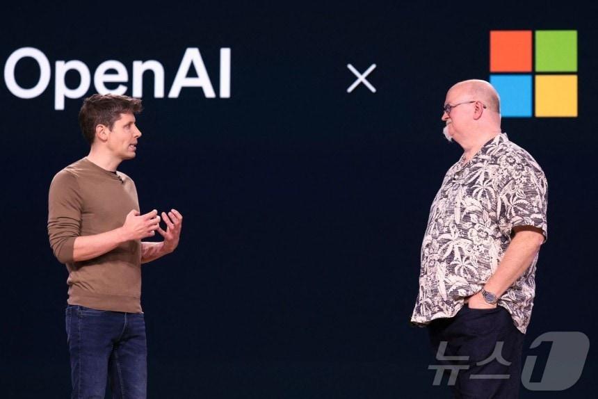 본문 이미지 - 샘 올트먼(왼쪽) 오픈AI CEO와 케빈 스콧 마이크로소프트 CTO.ⓒ AFP=뉴스1