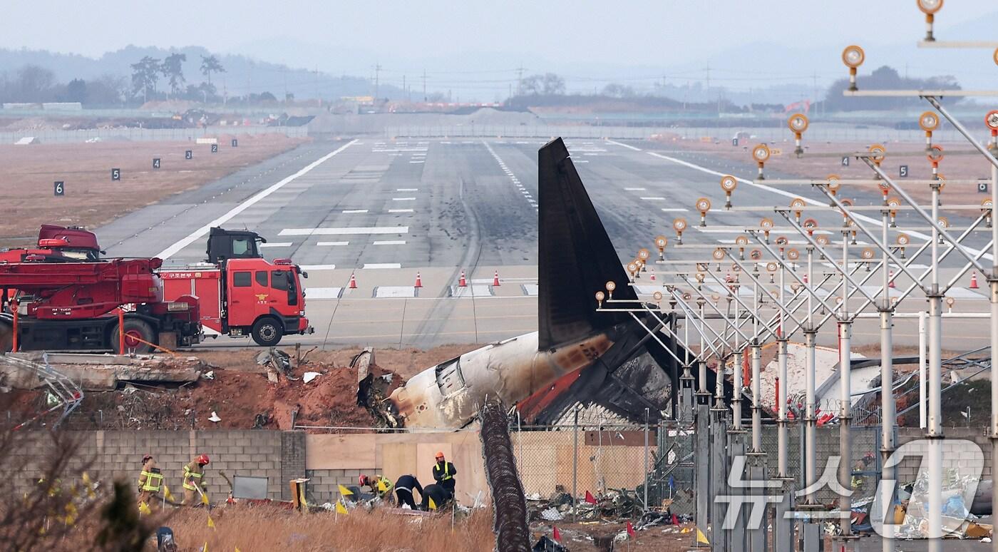 본문 이미지 - 30일 전남 무안군 무안국제공항 활주로에 전날 동체 착륙을 시도하다 충돌 후 폭발한 제주항공 여객기의 흔적과 잔해가 남아 있다. 2024.12.30/뉴스1 ⓒ News1 김성진 기자