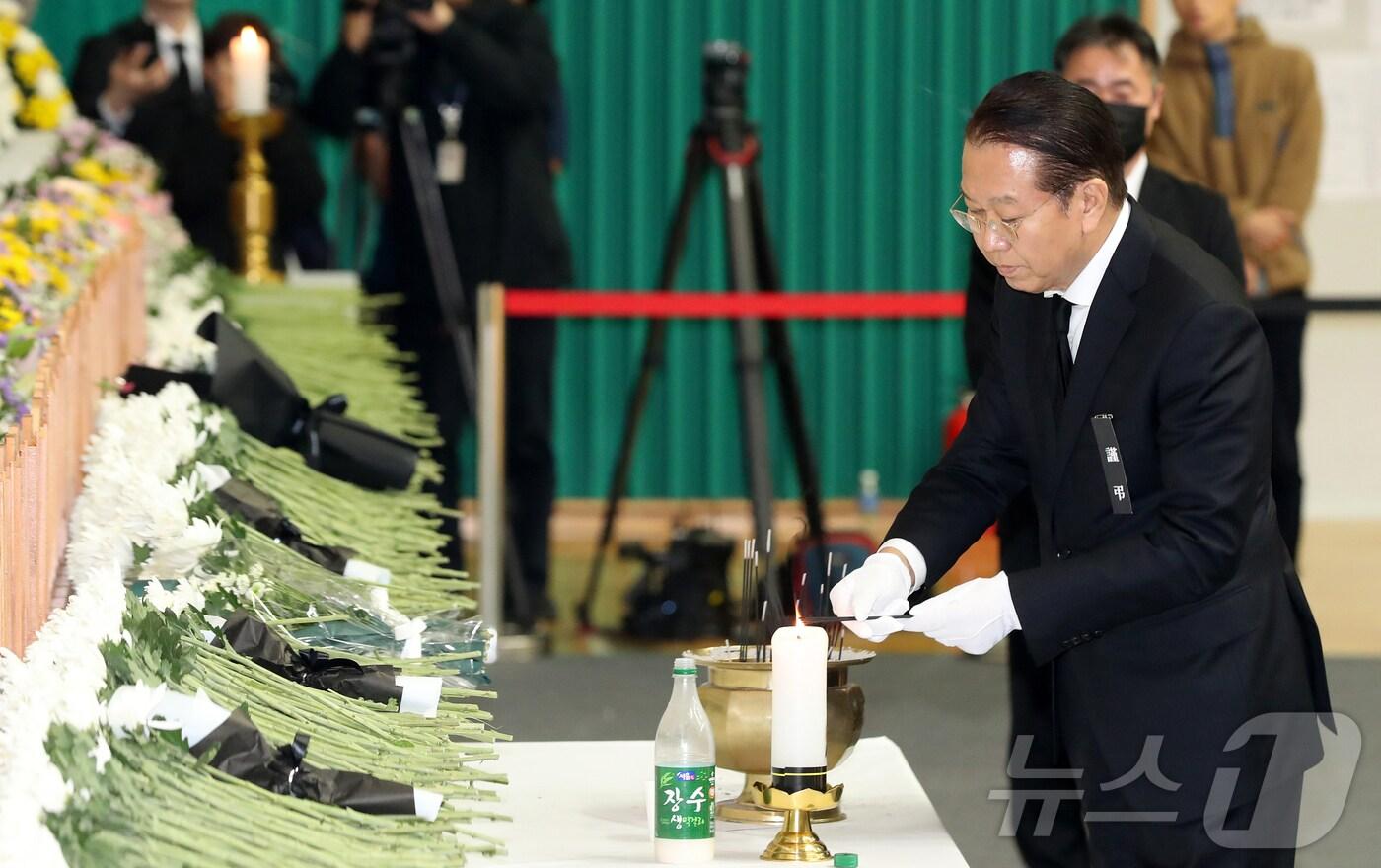 본문 이미지 - 권영세 국민의힘 비상대책위원장이 30일 오후 전남 무안군 무안종합스포츠파크에 마련된 제주항공 여객기 사고 희생자 합동분향소에서 조문을 하고 있다. (공동취재) 2024.12.30 ⓒ News1 김민지 기자