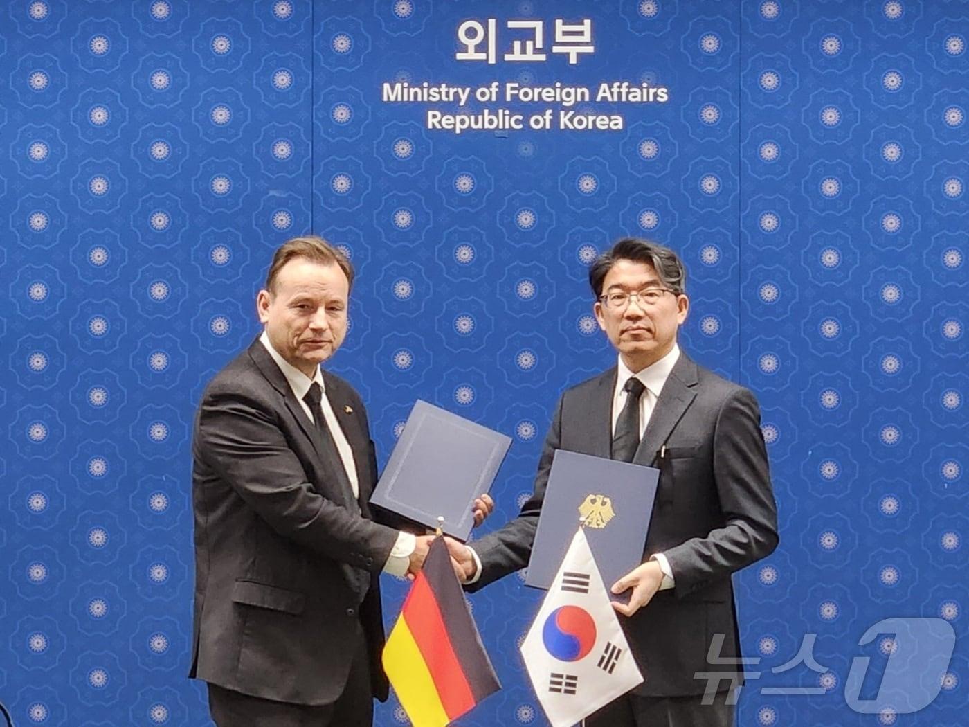 본문 이미지 -  윤주석 영사안전국장은 30일 오후 서울 외교부 청사에서 게오르크 빌프리트 슈미트 주한 독일 대사와 '한-독일 워킹홀리데이 공동성명' 개정 각서를 교환했다. 2024.12.30.