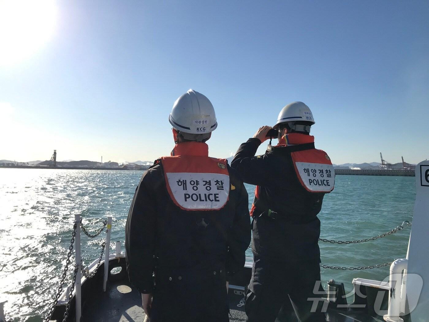 본문 이미지 - 울산해양경찰서가 을사년(乙巳年) 새해를 맞아 간절곶 등 선상 해맞이 및 추락 위험이 있는 해맞이 명소에 안전사고가 발생하지 않도록 집중 안전관리를 할 예정이라고 30일 밝혔다.(울산해경 제공)