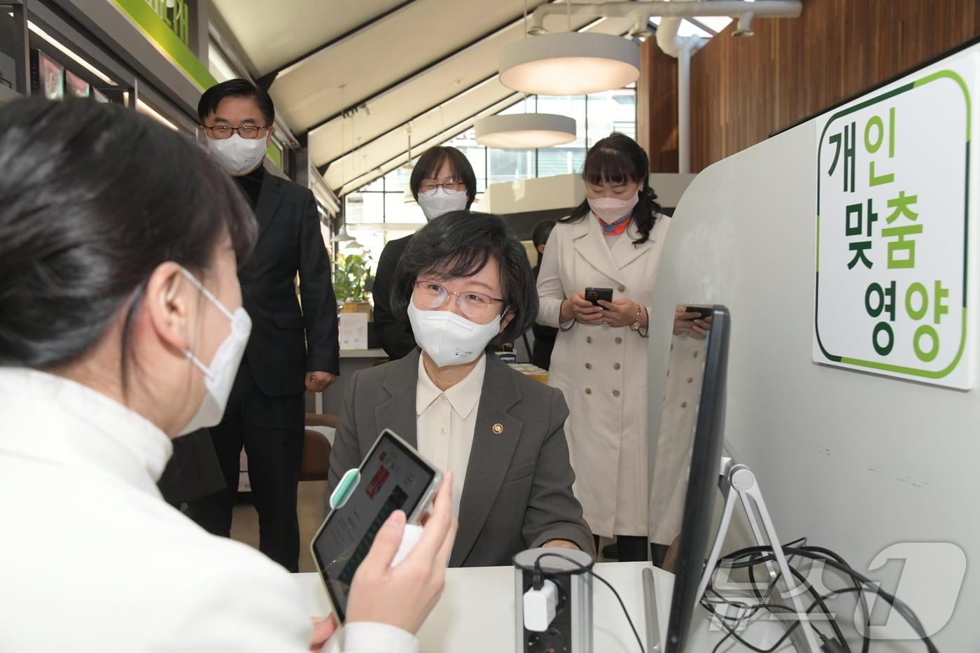 오유경 식품의약품안전처장이 지난 2022년 12월 맞춤형 건강기능식품 시범사업에 참여하던 풀무원건강생활 올가홀푸드 방이점(서울 송파구 소재)을 찾아 운영상황을 점검하던 모습.(식품의약품안전처 제공)