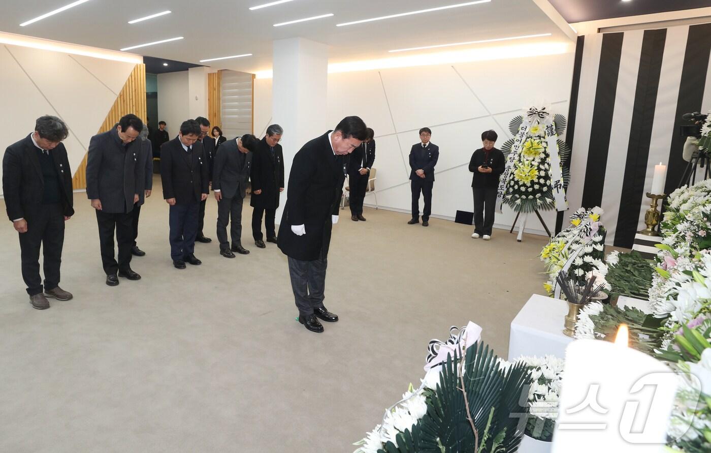 이범석 청주시장, 합동분향소 조문(청주시 제공).2024.12.30/뉴스1 