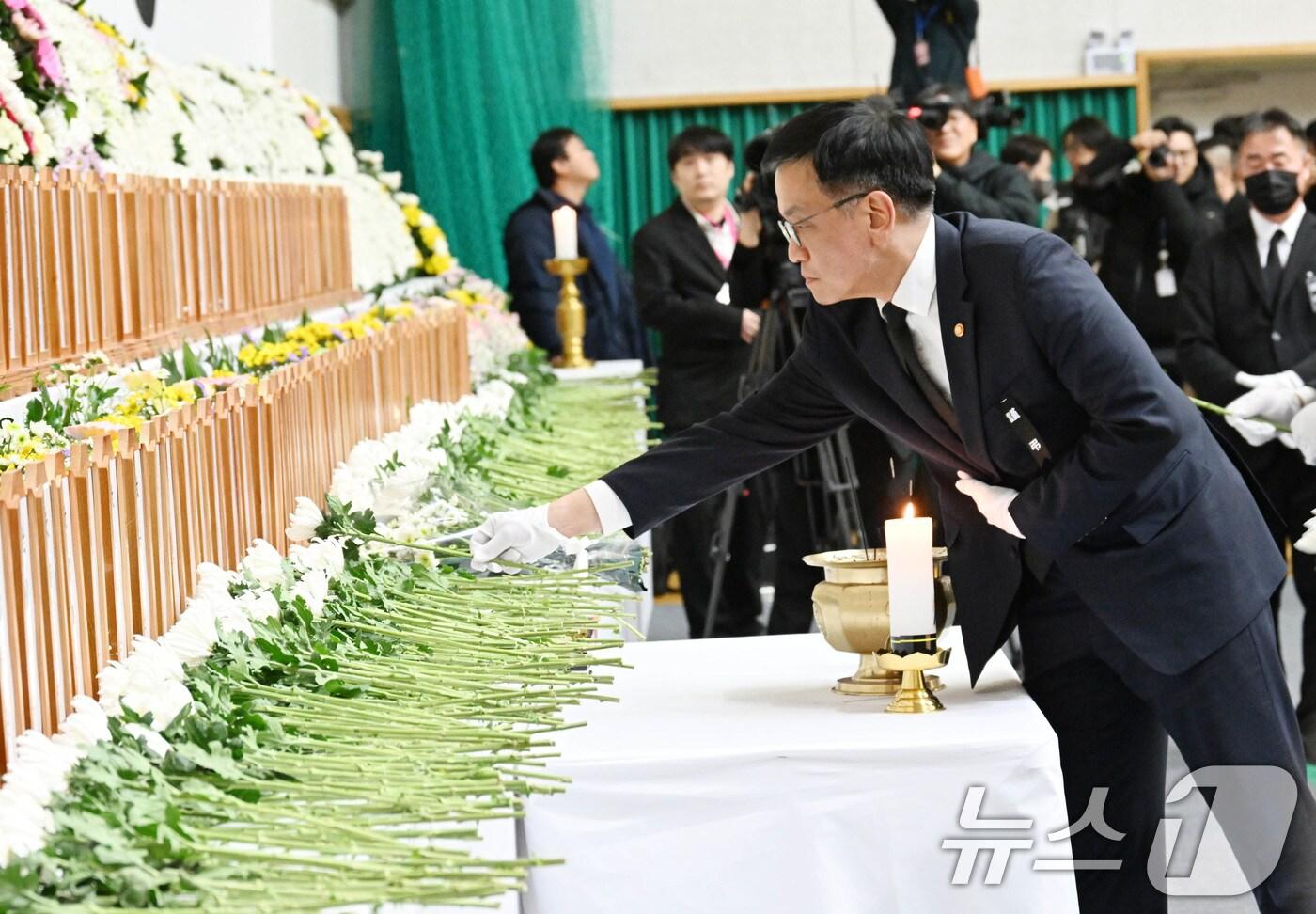 본문 이미지 - 최상목 대통령 권한대행 부총리 겸 기획재정부 장관이 30일 오후 전남 무안 스포츠파크에 마련된 제주항공 여객기 사고 희생자 합동분향소를 방문해 조문하고 있다. (기획재정부 제공) 2024.12.30/뉴스1