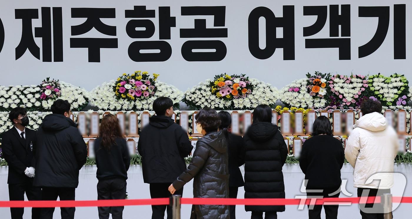 30일 오후 전남 무안군 무안종합스포츠파크에 마련된 제주항공 여객기 사고 희생자 합동분향소에서 조문객들이 조문하고 있다. 2024.12.30/뉴스1 ⓒ News1 김성진 기자