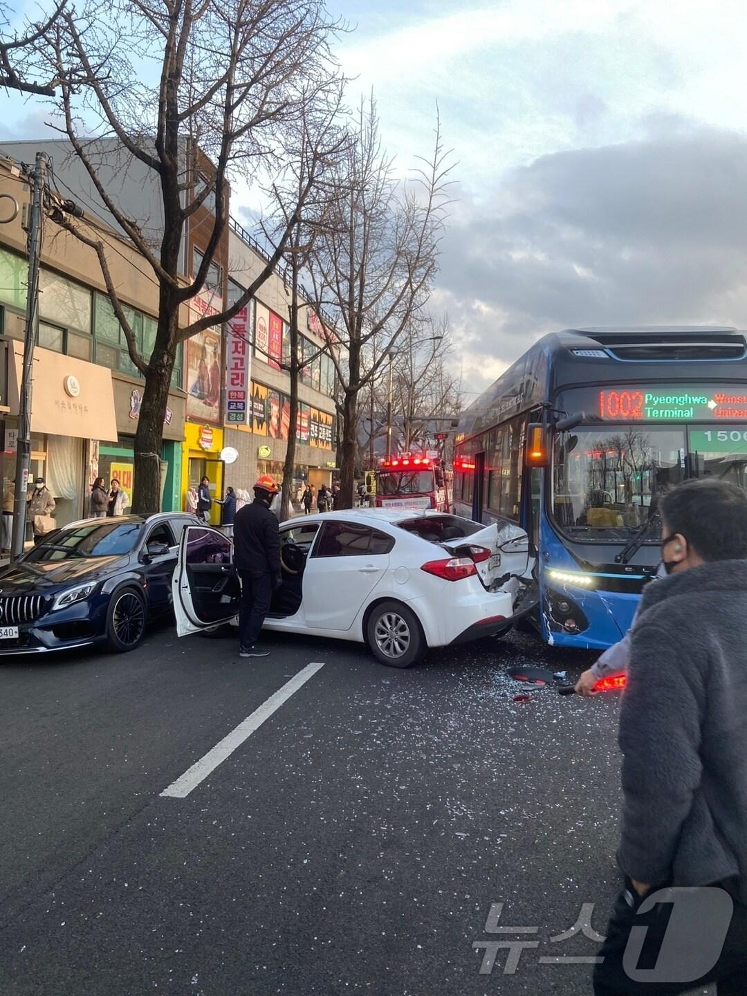 본문 이미지 - 30일 오후 4시 50분께 전북자치도 전주시 완산구 전동 한 도로에서 K3, 벤츠, 시내버스 등 차량 3대가 추돌했다.(전북소방 제공) 2024.12.30/뉴스1