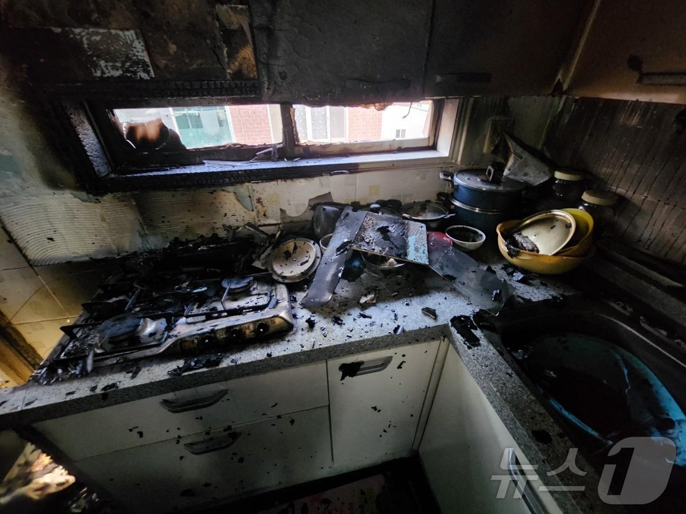 본문 이미지 - 30일 오후 4시 24분쯤 부산 기장군 기장읍 한 빌라 3층에서 불이 났다.(부산소방재난본부 제공)