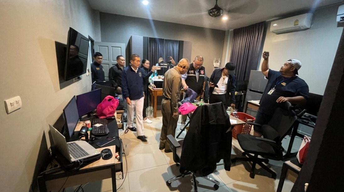 본문 이미지 - 28일 태국 경찰이 한국인이 운영하는 온라인도박 사무실을 급습한 모습. 2024.12.28.(타이라스 웹사이트 갈무리)  