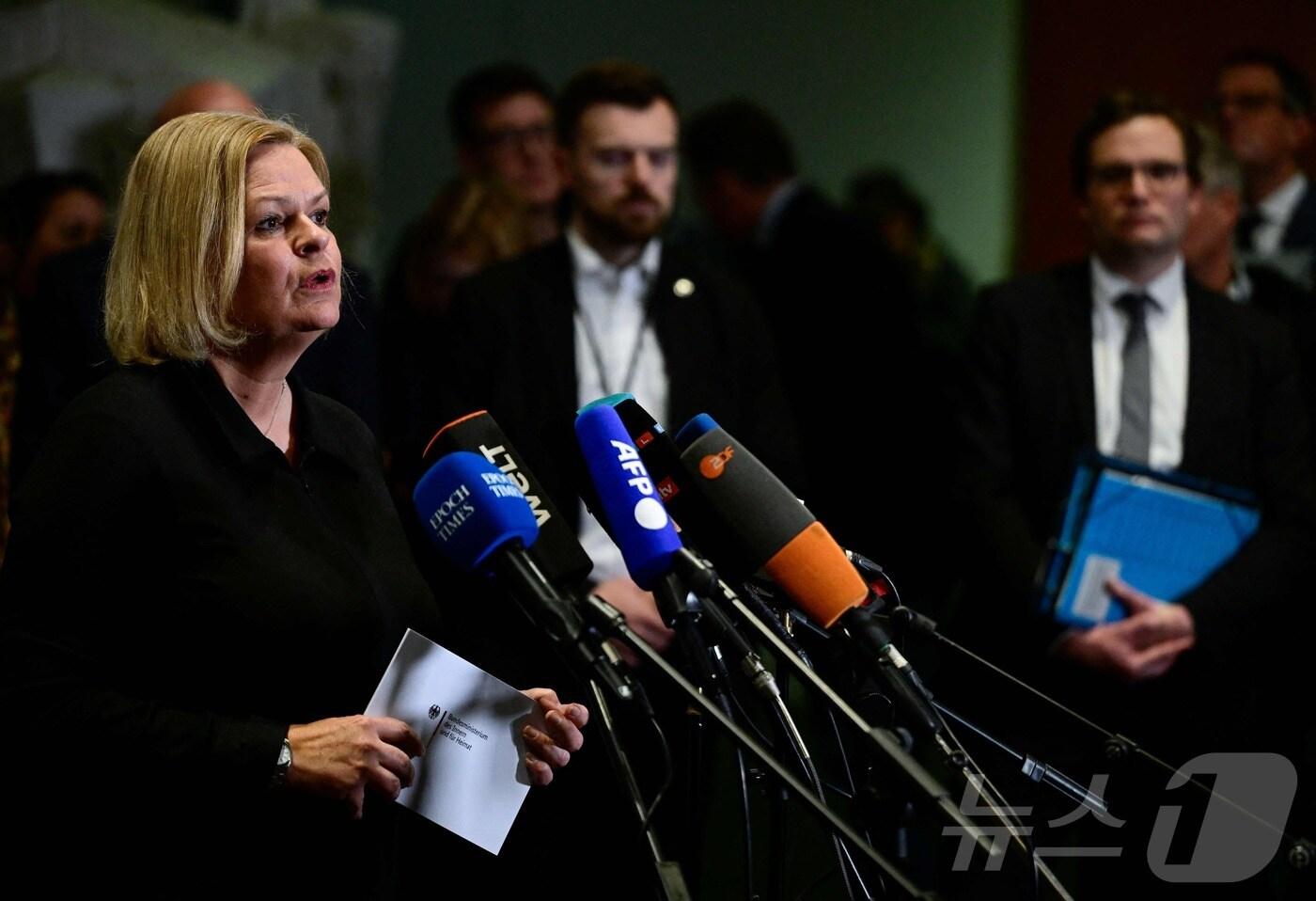 난시 파에저 독일 내무부 장관이 30일(현지시간) 베를린 의회에서 마그데부르크 크리스마스 마켓 테러 사건과 관련한 내무위원회의 청문회를 마치고 기자회견을 하고 있다. 2024.12.30 ⓒ AFP=뉴스1 ⓒ News1 정지윤 기자