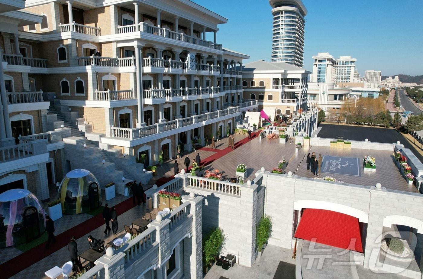 북한 노동당 기관지 노동신문은 31일 김정은 당 총비서가 지난 29일 갈마해안관광지구의 준공된 여러 호텔과 봉사망&#40;서비스네트워크&#41;들을 돌아봤다고 보도했다. [국내에서만 사용가능. 재배포 금지. DB 금지. For Use Only in the Republic of Korea. Redistribution Prohibited] rodongphoto@news1.kr