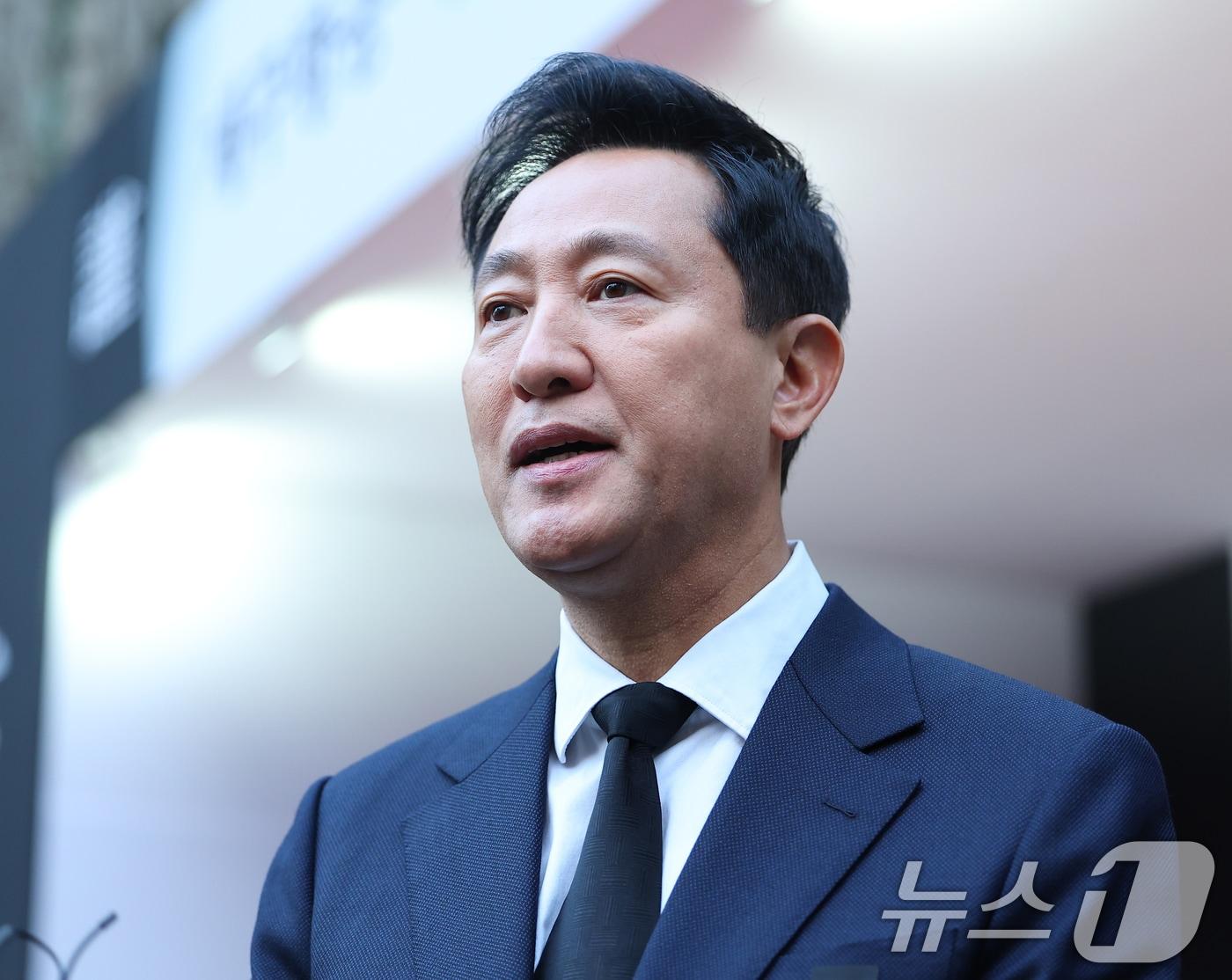 본문 이미지 - 오세훈 서울시장이 31일 오전 서울 중구 서울시청 앞에 마련된 제주항공 여객기 사고 희생자 합동분향소에서 조문을 마치고 취재진 질문에 답하고 있다. (공동취재) 2024.12.31/뉴스1 ⓒ News1 이동해 기자