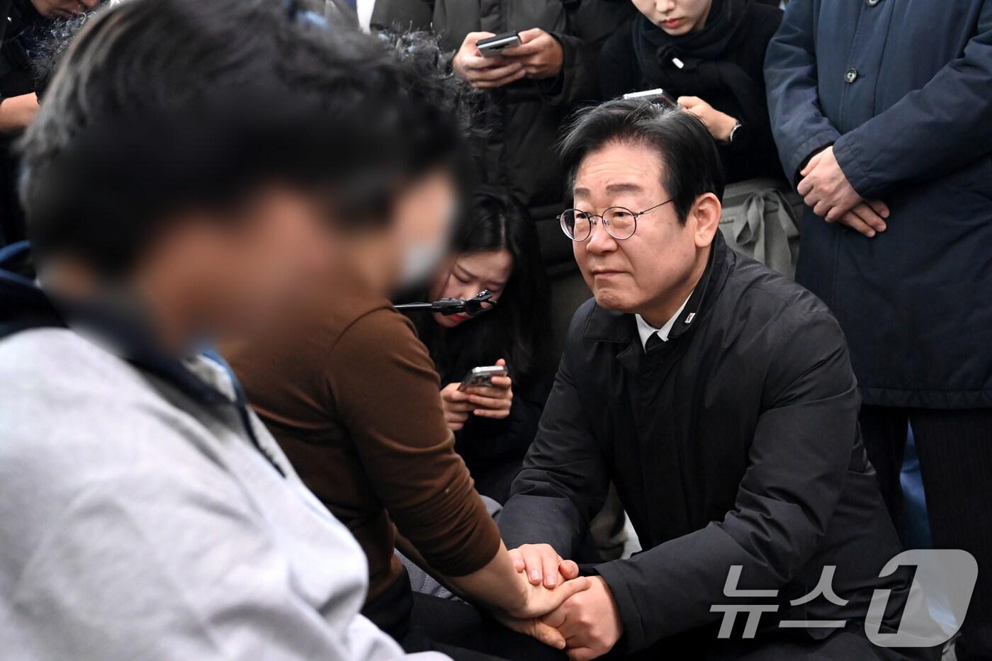 이재명 더불어민주당 대표가 31일 오전 전남 무안군 무안국제공항 터미널을 찾아 제주항공 여객기 사고 희생자 유가족을 위로하고 있다. (공동취재) 2024.12.31/뉴스1 ⓒ News1 김성진 기자