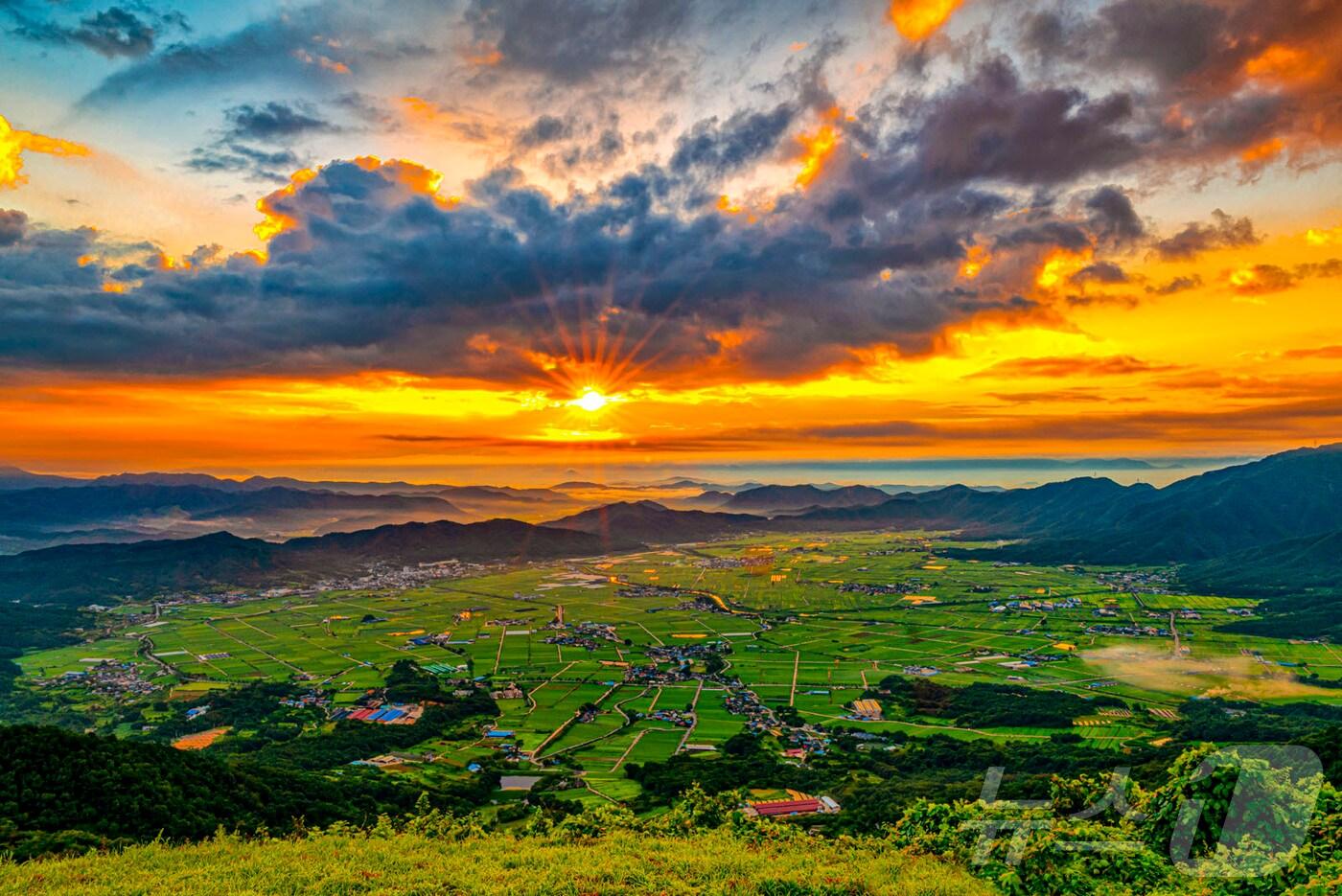 합천운석충돌구 분지의 일출 장면(합천군 제공).