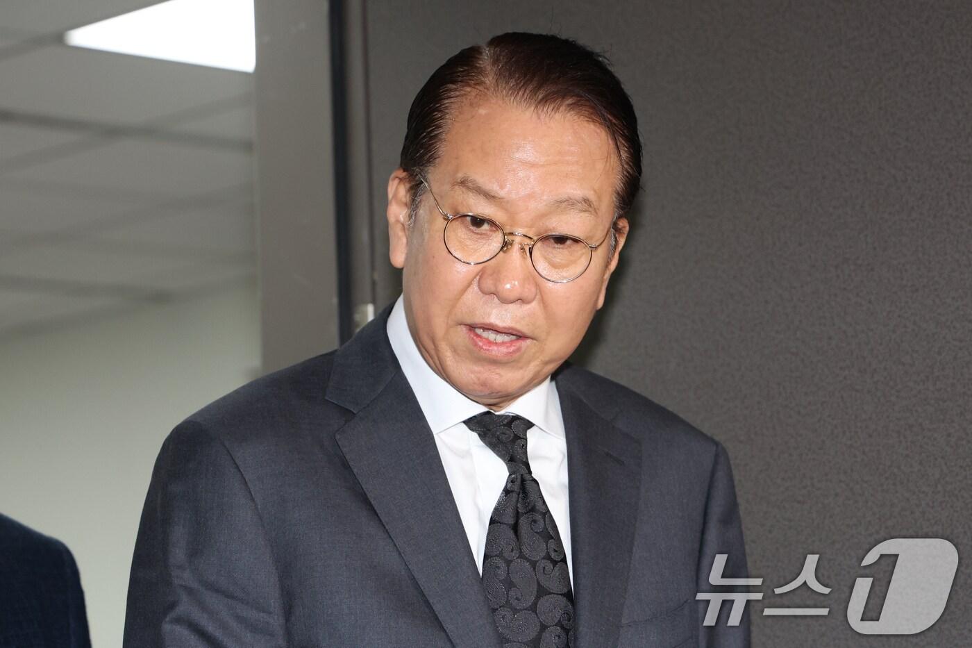 권영세 국민의힘 비상대책위원장이 31일 오전 서울 여의도 국회 의원회관에서 윤석열 대통령 체포영장 발부에 대해 "대단히 유감스러운 일＂ 이라고 입장을 밝히고 있다. 2024.12.31/뉴스1 ⓒ News1 이광호 기자