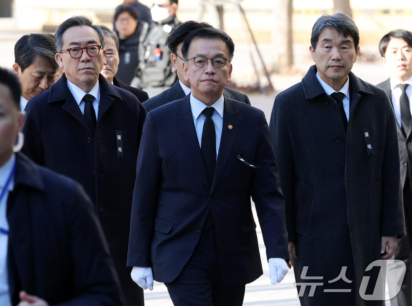 본문 이미지 - 최상목 대통령 권한대행 부총리 겸 기획재정부 장관을 비롯한 국무위원들이 31일 오전 서울시청 본관 앞에 마련된 제주항공 여객기 희생자 합동분향소를 찾아 헌화하기 위해 이동하고 있다. 2024.12.31/뉴스1 ⓒ News1 이동해 기자