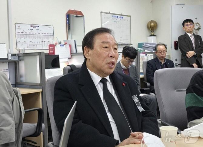 본문 이미지 - 30일 오전 세종시청 기자실에 들러 발언하는 최민호 세종시장.  ⓒ News1 장동열 기자