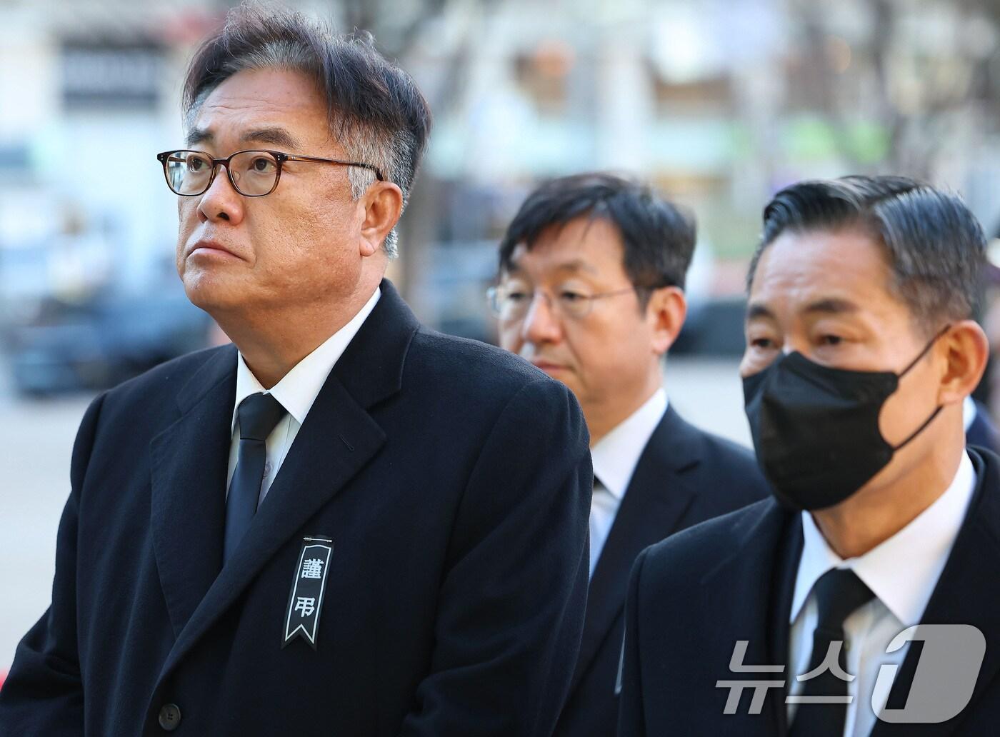 본문 이미지 - 정진석 대통령비서실장(왼쪽)과 신원식 국가안보실장이 31일 오전 서울시청 본관 앞에 마련된 제주항공 여객기 희생자 합동분향소를 찾아 순서를 기다리고 있다. (공동취재) 2024.12.31/뉴스1 ⓒ News1 이동해 기자