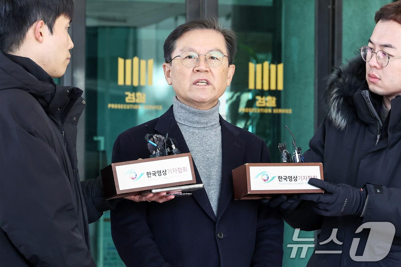 본문 이미지 - 윤석열 대통령의 법률대리인 윤갑근 변호사가 31일 오전 서울 서초구 서울고등검찰청 앞에서 윤 대통령에 대한 법원의 체포영장 발부 관련 입장을 밝히고 있다. 2024.12.31/뉴스1 ⓒ News1 민경석 기자