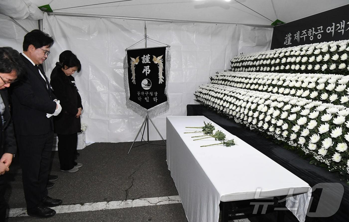 박일하 구청장이 구청에 마련된 분향소를 찾아 조문하는 모습. (동작구 제공)ⓒ 뉴스1