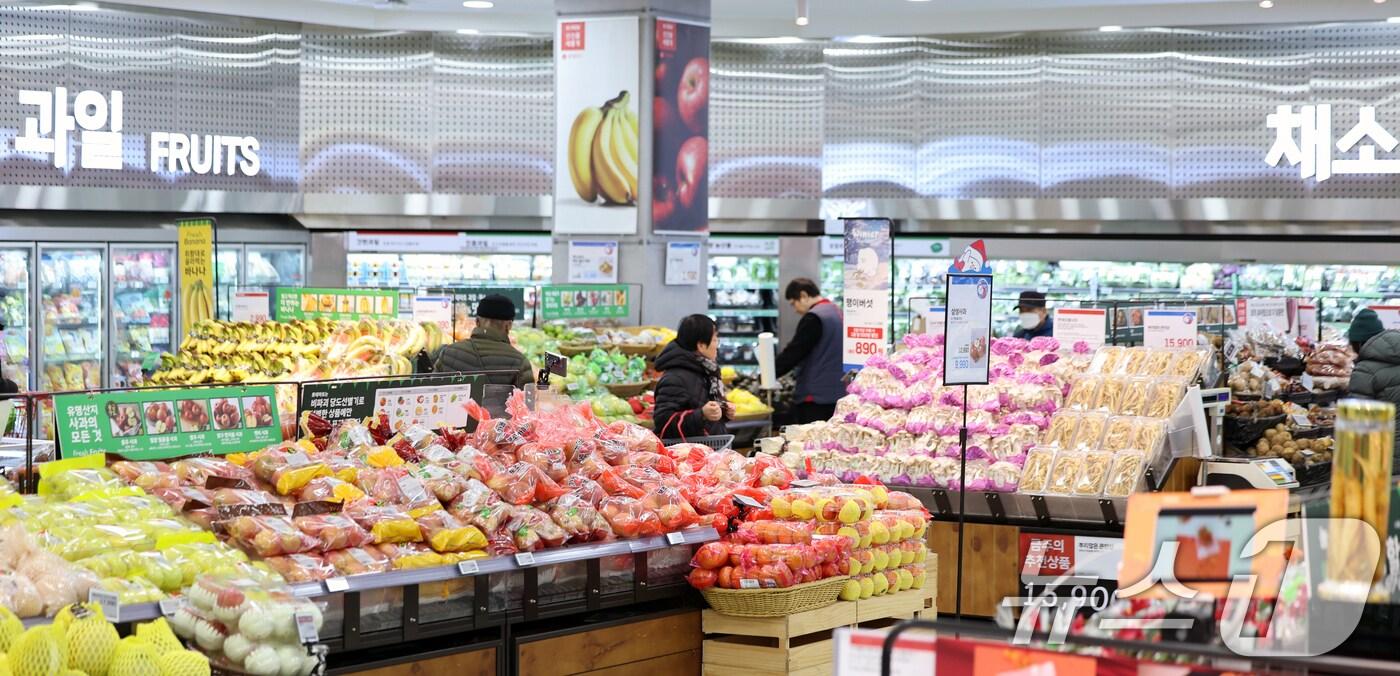 본문 이미지 - 지난달 31일 서울의 한 대형마트에서 시민들이 장을 보고 있다. 2024.12.31/뉴스1 ⓒ News1 황기선 기자