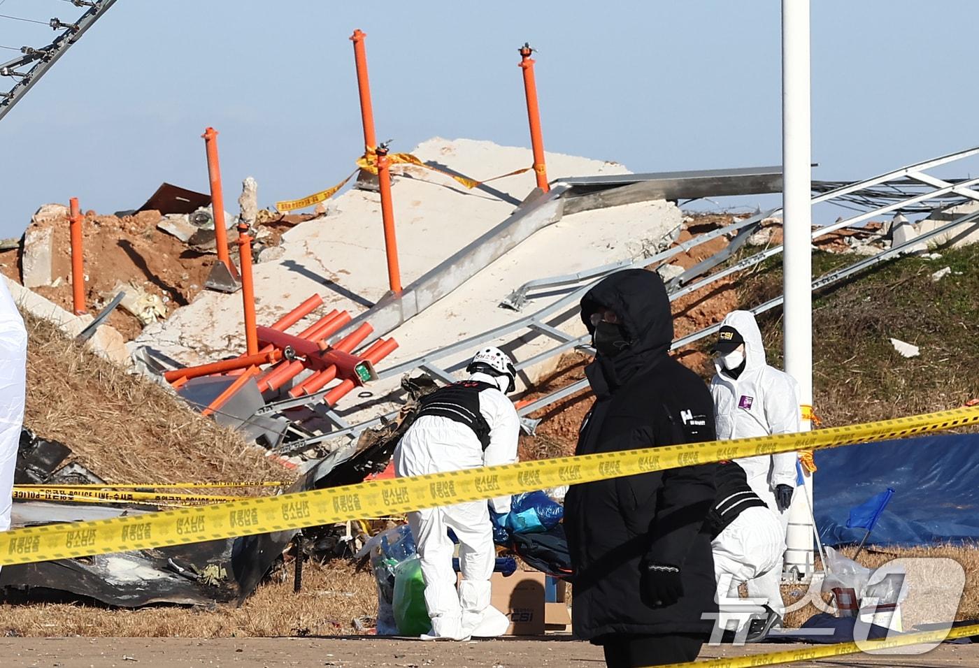 본문 이미지 - 전남 무안국제공항 제주항공 여객기 참사 현장에 사고 여객기와 충돌로 부서진 방위각 시설(로컬라이저)이 보이고 있다. (자료사진) ⓒ 뉴스1 김민지 기자
