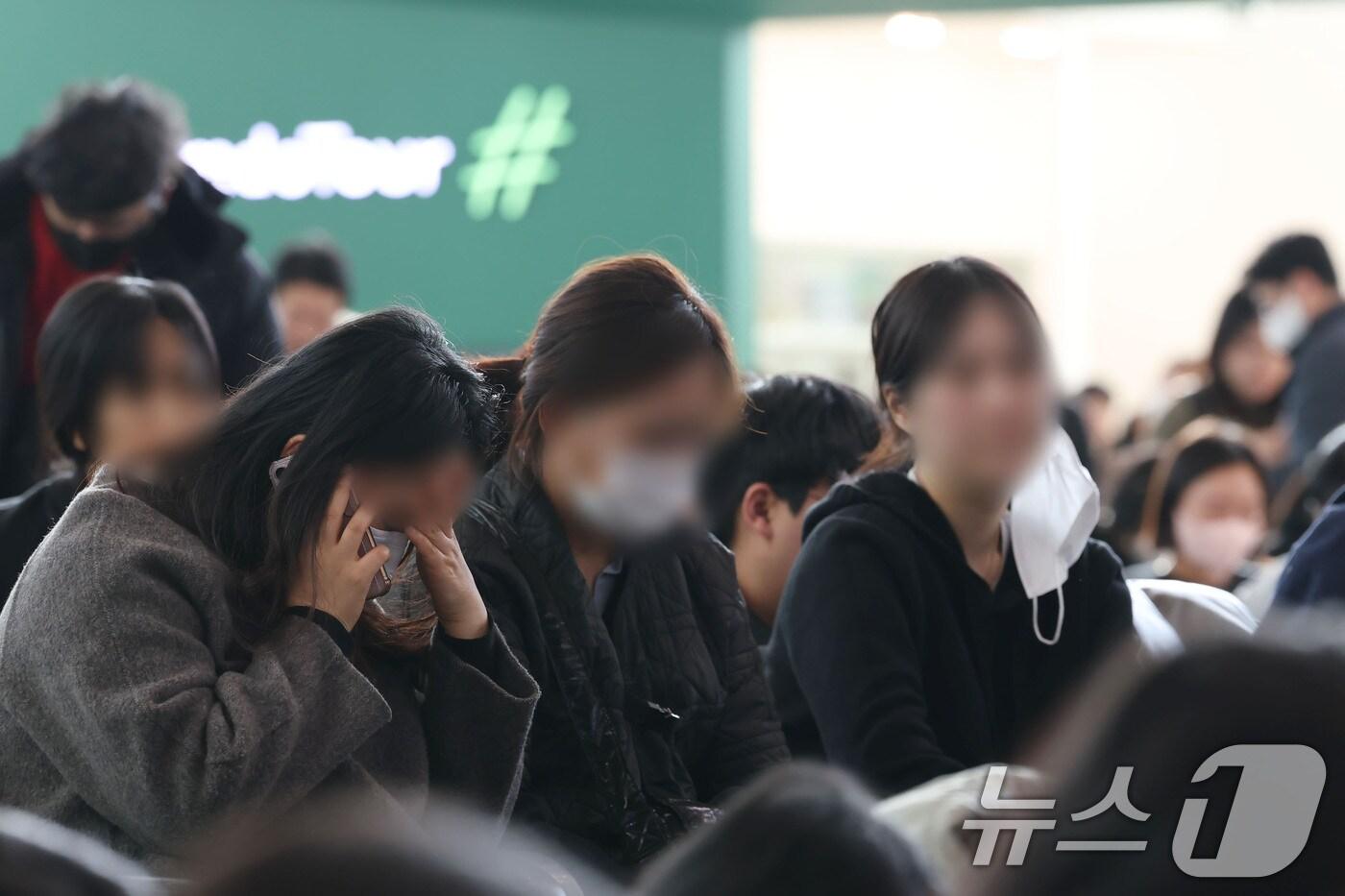본문 이미지 - 제주항공 여객기 사고 발생 사흘째인 31일 전남 무안군 무안국제공항에서 유가족이 침통해 하고 있다. (공동취재) 2024.12.31/뉴스1 ⓒ News1 김성진 기자