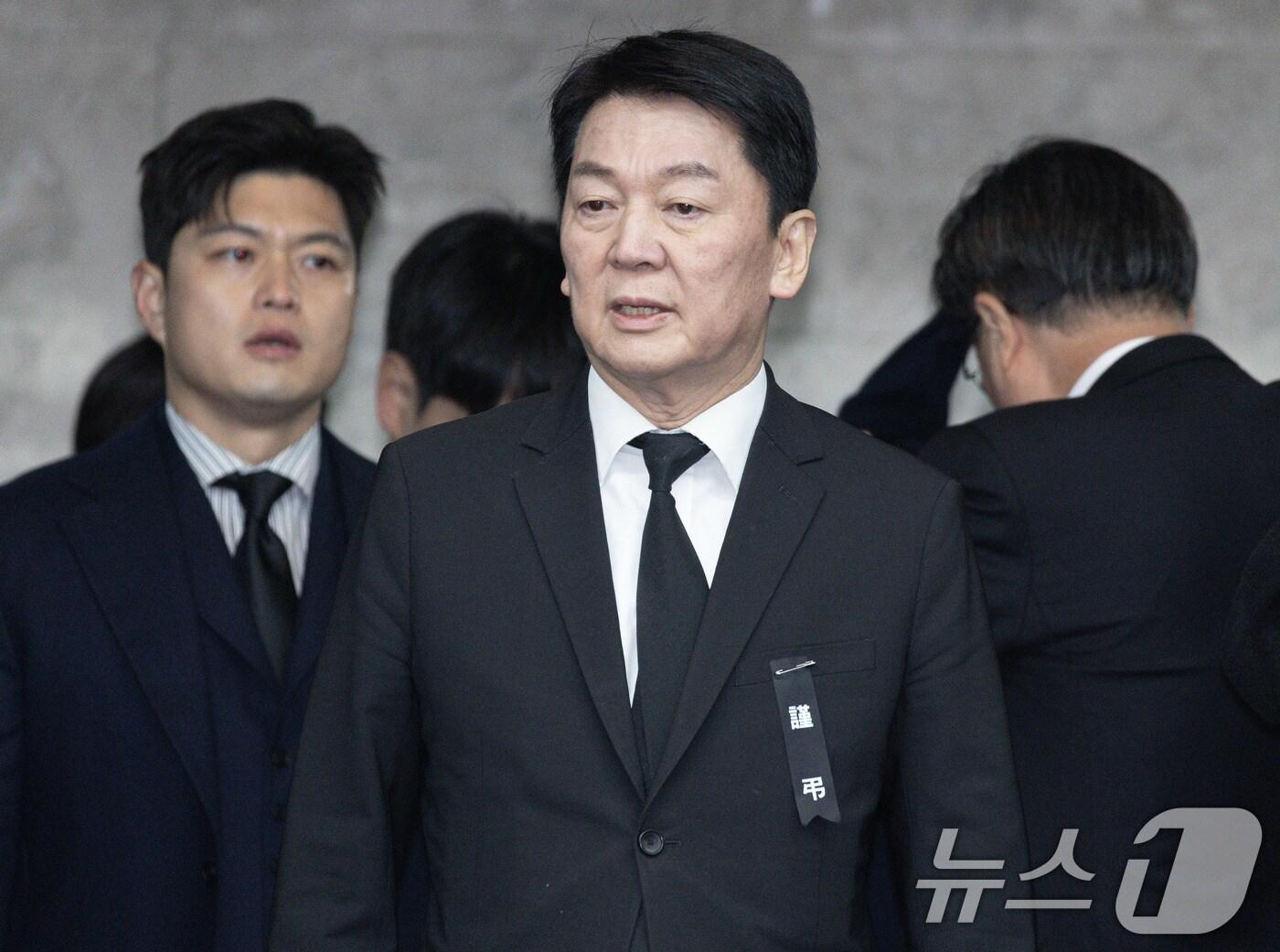 본문 이미지 - 안철수 국민의힘 의원이 31일 오후 서울 여의도 국회에서 열린 비상의원총회에 참석하고 있다. 2024.12.31/뉴스1 ⓒ News1 이재명 기자