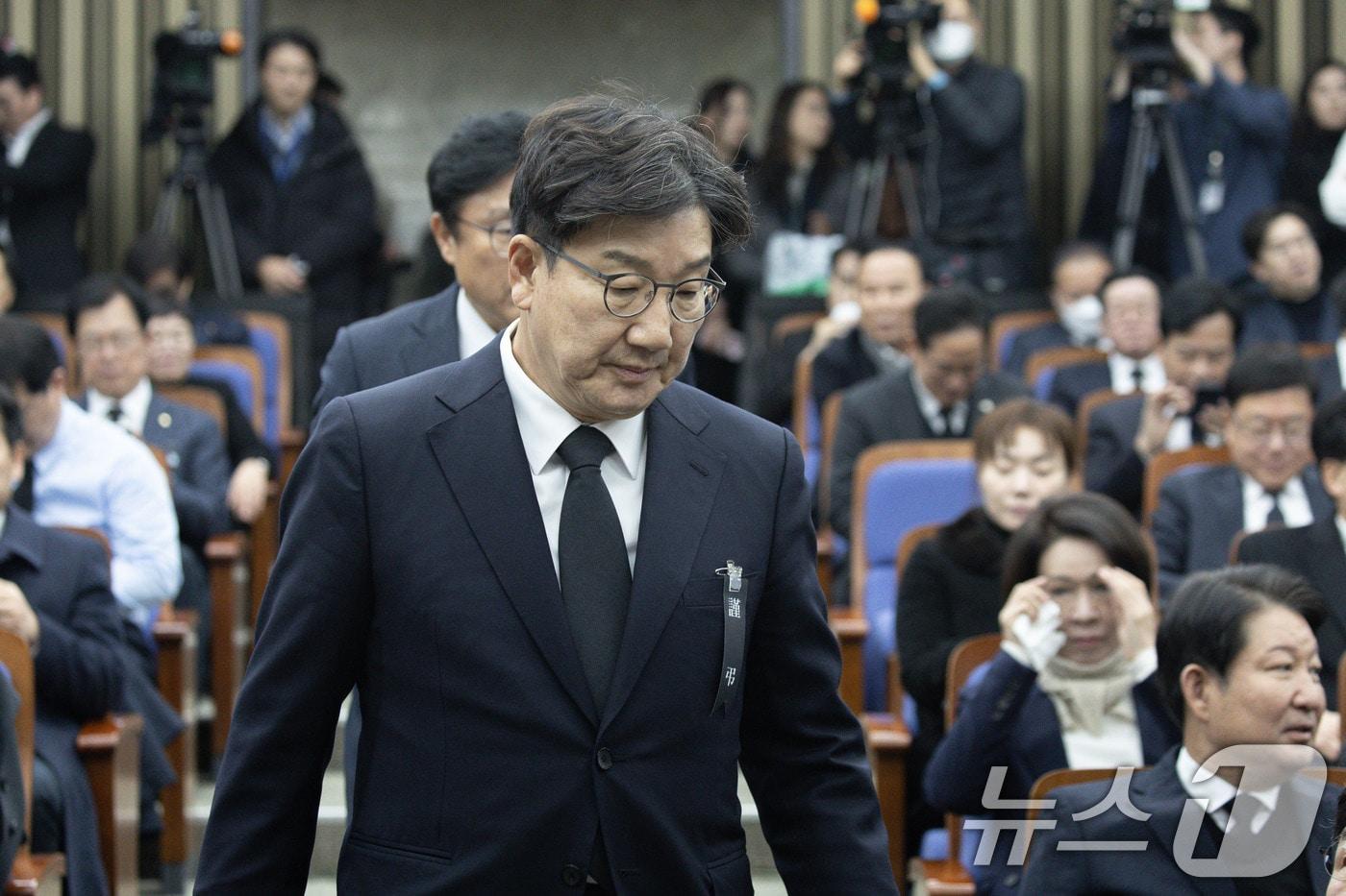 본문 이미지 - 권성동 국민의힘 원내대표가 31일 오후 서울 여의도 국회에서 열린 비상의원총회에 참석하고 있다. 2024.12.31/뉴스1 ⓒ News1 이재명 기자