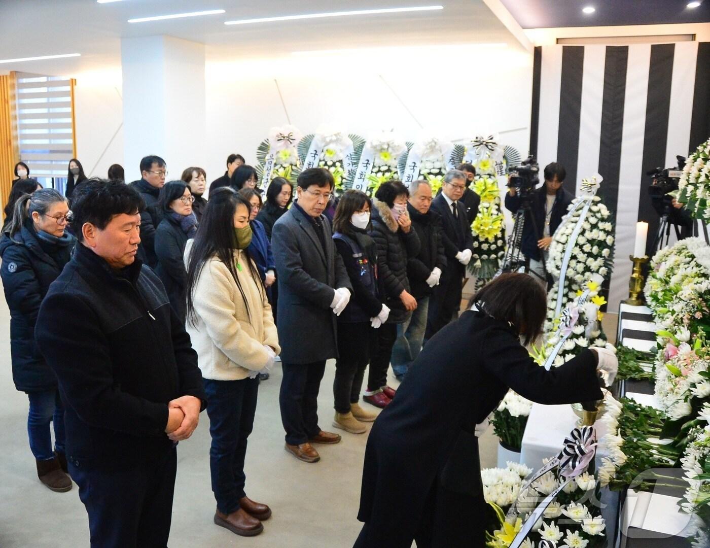 본문 이미지 - 오송참사 유가족·생존자 협의회와 시민대책위원회가 31일 오전 충북도청에 차려진 무안 제주항공 참사 합동분향소에 방문해 합동 조문을 했다.2024.12.31/뉴스1 이재규 기자 