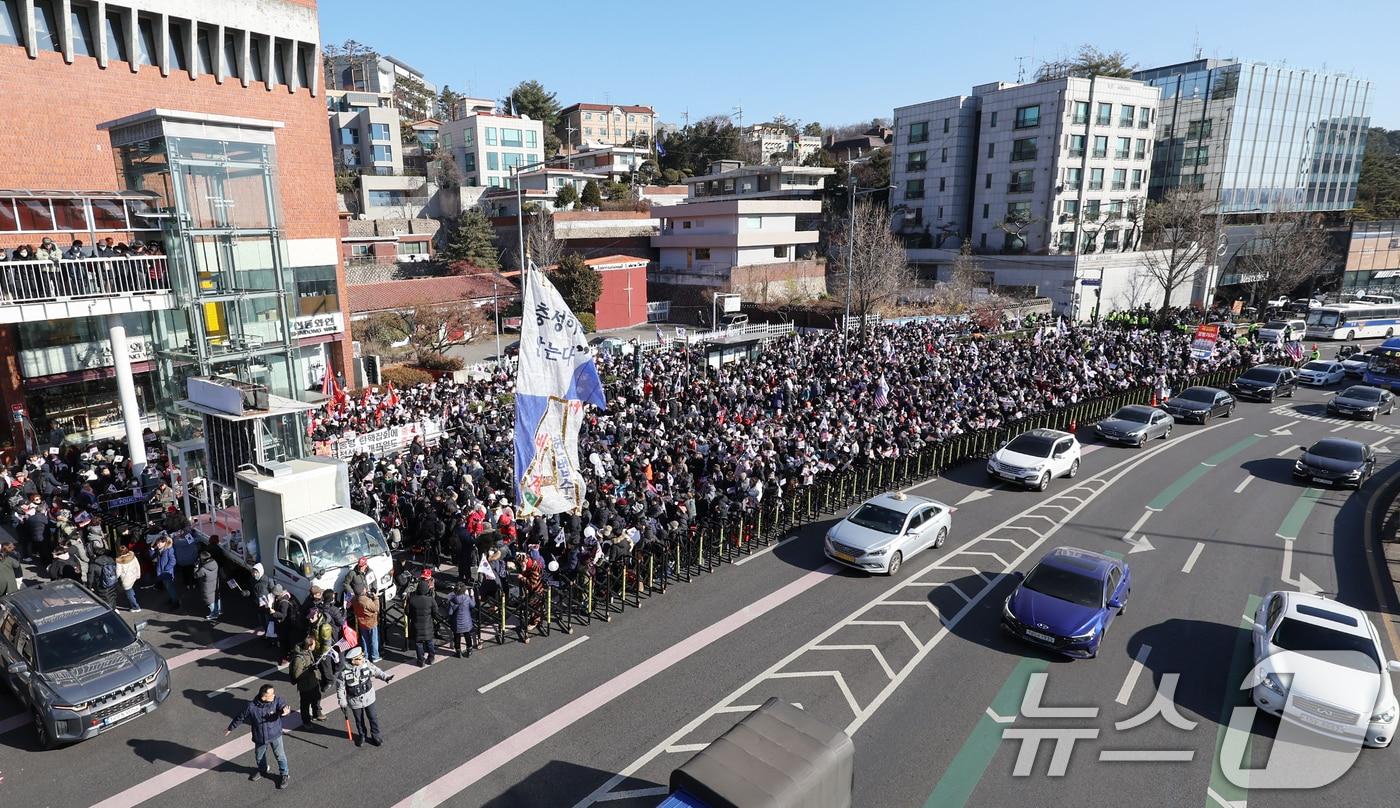 본문 이미지 - 헌정사상 처음으로 현직 대통령에 대한 체포영장이 발부된 31일 오후 서울 용산구 한남동 대통령 관저 인근에서 윤석열 대통령 지지자들이 윤 대통령에 대한 법원의 체포영장 발부 규탄 집회를 하고 있다. 2024.12.31/뉴스1 ⓒ News1 민경석 기자