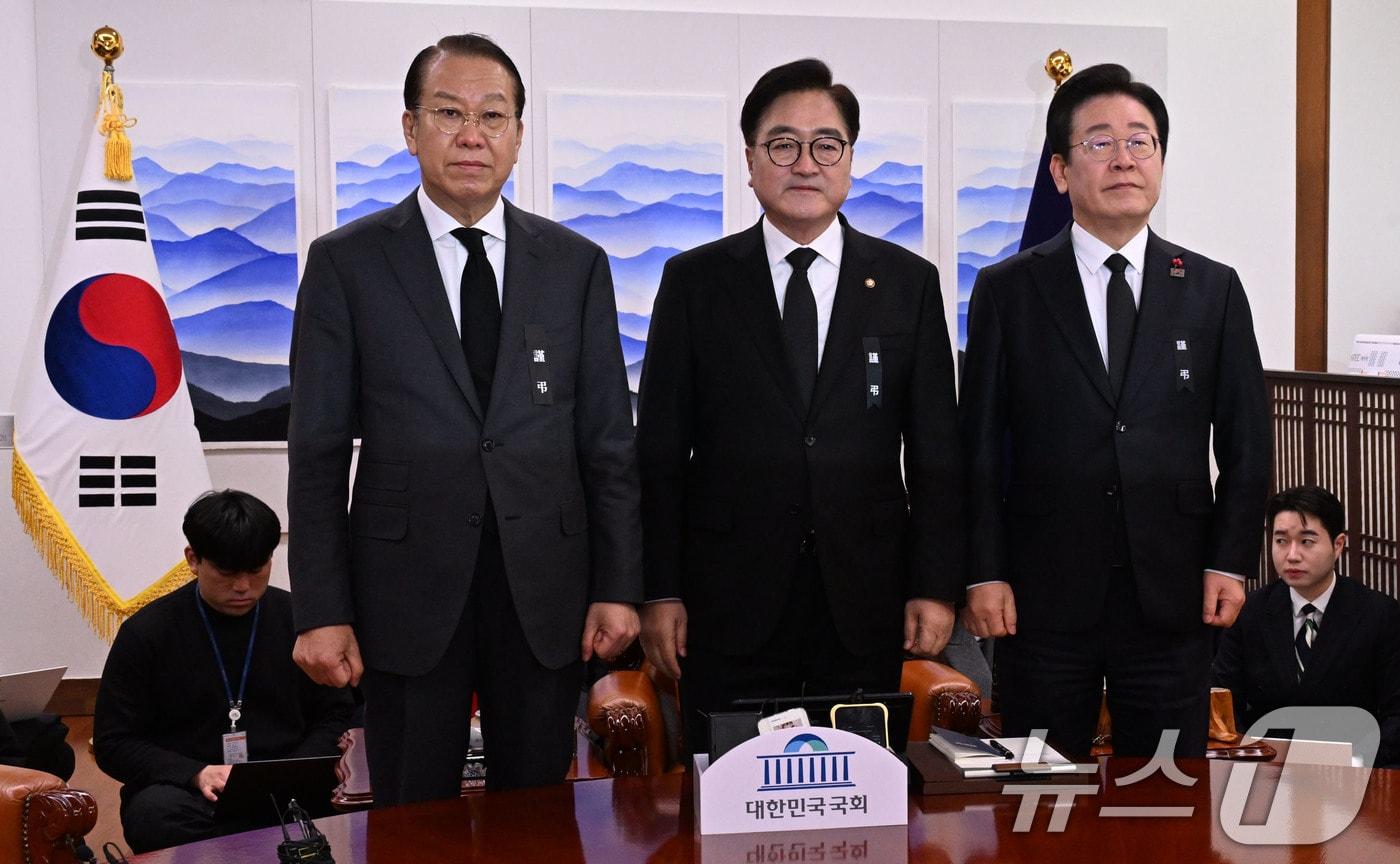 본문 이미지 - 우원식 국회의장이 31일 여의도 국회에서 여야 대표들과 기념 촬영하고 있다. 왼쪽부터 국민의힘 권영세 비대위원장 , 우원식 국회의장, 더불어민주당 이재명 대표. 2024.12.31 ⓒ News1 국회사진취재단,이광호 기자