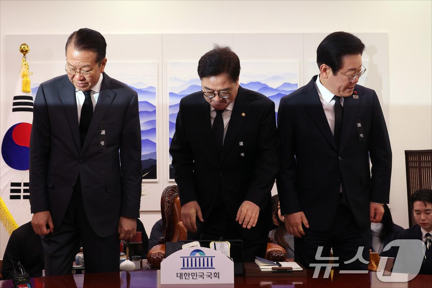 우원식 국회의장&#40;가운데&#41;이 서울 여의도 국회에서 권영세 국민의힘 비상대책위원장&#40;왼쪽&#41;, 이재명 더불어민주당 대표와 회동하기 위해 자리로 향하고 있다. 2024.12.31/뉴스1 ⓒ News1 국회사진취재단