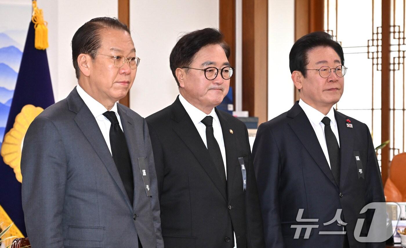 우원식 국회의장(가운데)과 권영세 국민의힘 비상대책위원장(왼쪽), 이재명 더불어민주당 대표가 31일 오후 서울 여의도 국회에서 열린 회동에서 기념촬영을 하고 있다. 2024.12.31/뉴스1 ⓒ News1 국회사진취재단