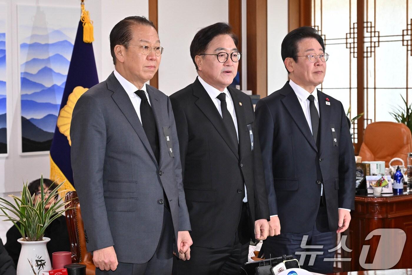 본문 이미지 - 우원식 국회의장(가운데)과 권영세 국민의힘 비상대책위원장(왼쪽), 이재명 더불어민주당 대표가 31일 오후 서울 여의도 국회에서 열린 회동에서 기념촬영을 하고 있다. 2024.12.31/뉴스1 ⓒ News1 국회사진취재단