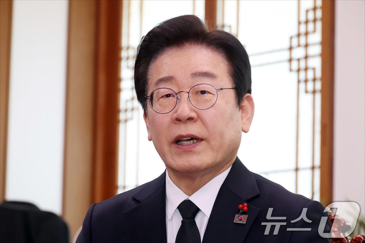 본문 이미지 - 이재명 더불어민주당 대표가 31일 오후 서울 여의도 국회에서 열린 우원식 국회의장 주재 여야 대표 회동에서 인사말을 하고 있다. 2024.12.31/뉴스1 ⓒ News1 국회사진취재단