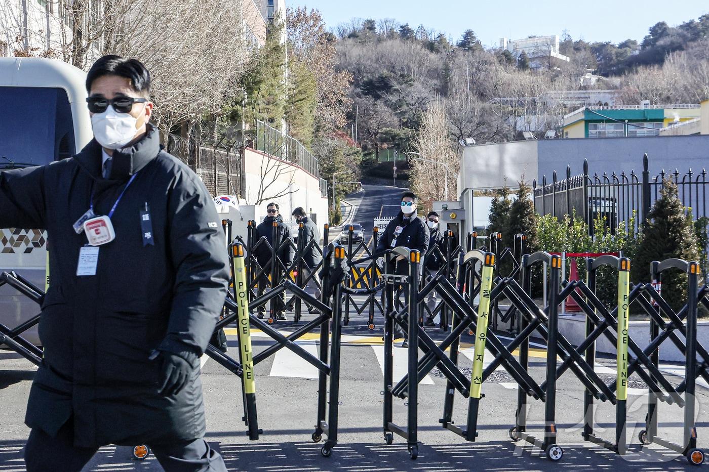 헌정사상 처음으로 현직 대통령에 대한 체포영장이 발부된 31일 서울 용산구 한남동 대통령 관저&#40;오른쪽 위&#41; 진입로 출입이 통제되고 있다. 2024.12.31/뉴스1 ⓒ News1 민경석 기자