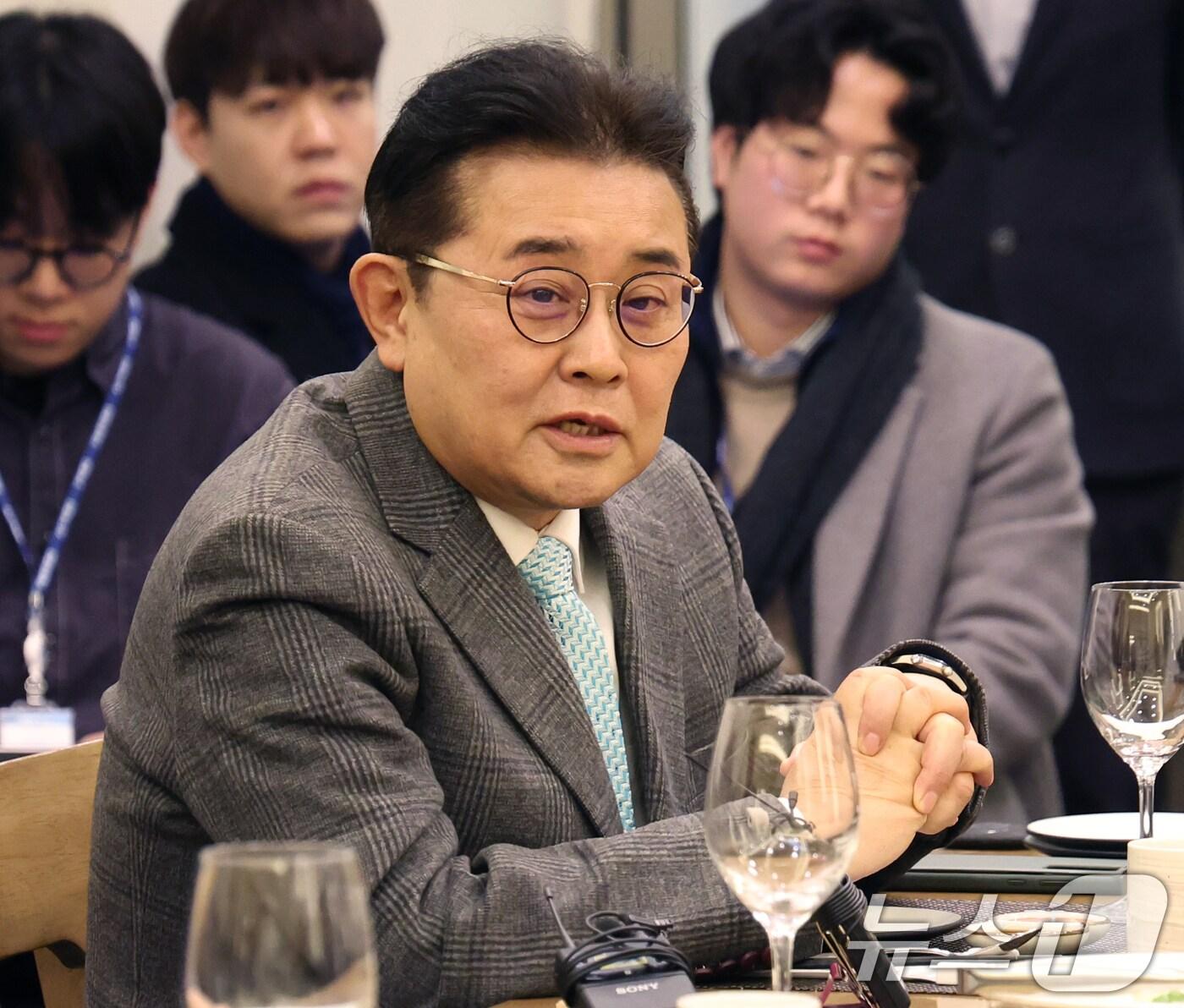 본문 이미지 - 전병헌 새미래민주당 대표가 31일 서울 영등포구 여의도 한 식당에서 전직 국회의원 모임인 대한민국헌정회 주최로 열린 전 국회의장·국무총리·정당 대표 초청 긴급 간담회에서 발언을 하고 있다. 2024.12.31/뉴스1 ⓒ News1 송원영 기자