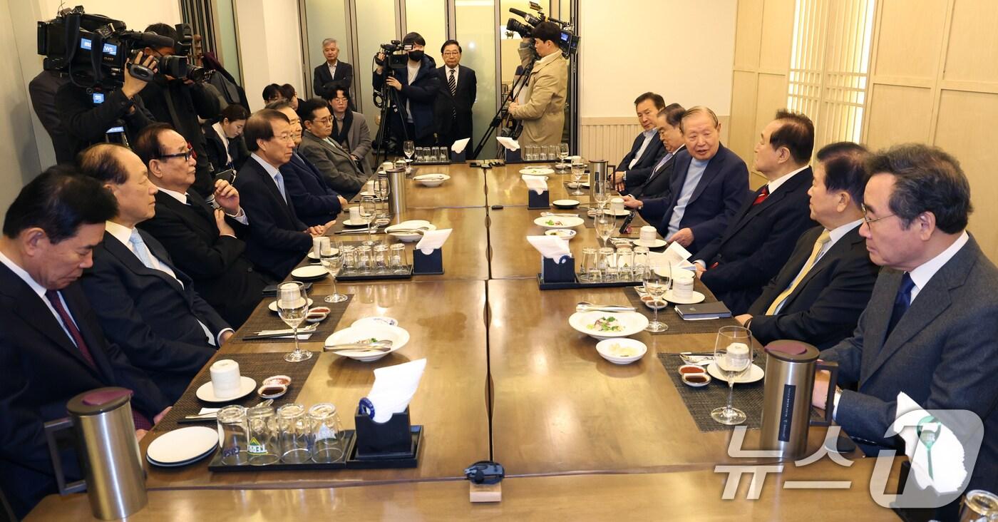 김원기 전 국회의장이 31일 서울 영등포구 여의도 한 식당에서 전직 국회의원 모임인 대한민국헌정회 주최로 열린 전 국회의장·국무총리·정당 대표 초청 긴급 간담회에서 발언을 하고 있다. 2024.12.31/뉴스1 ⓒ News1 송원영 기자