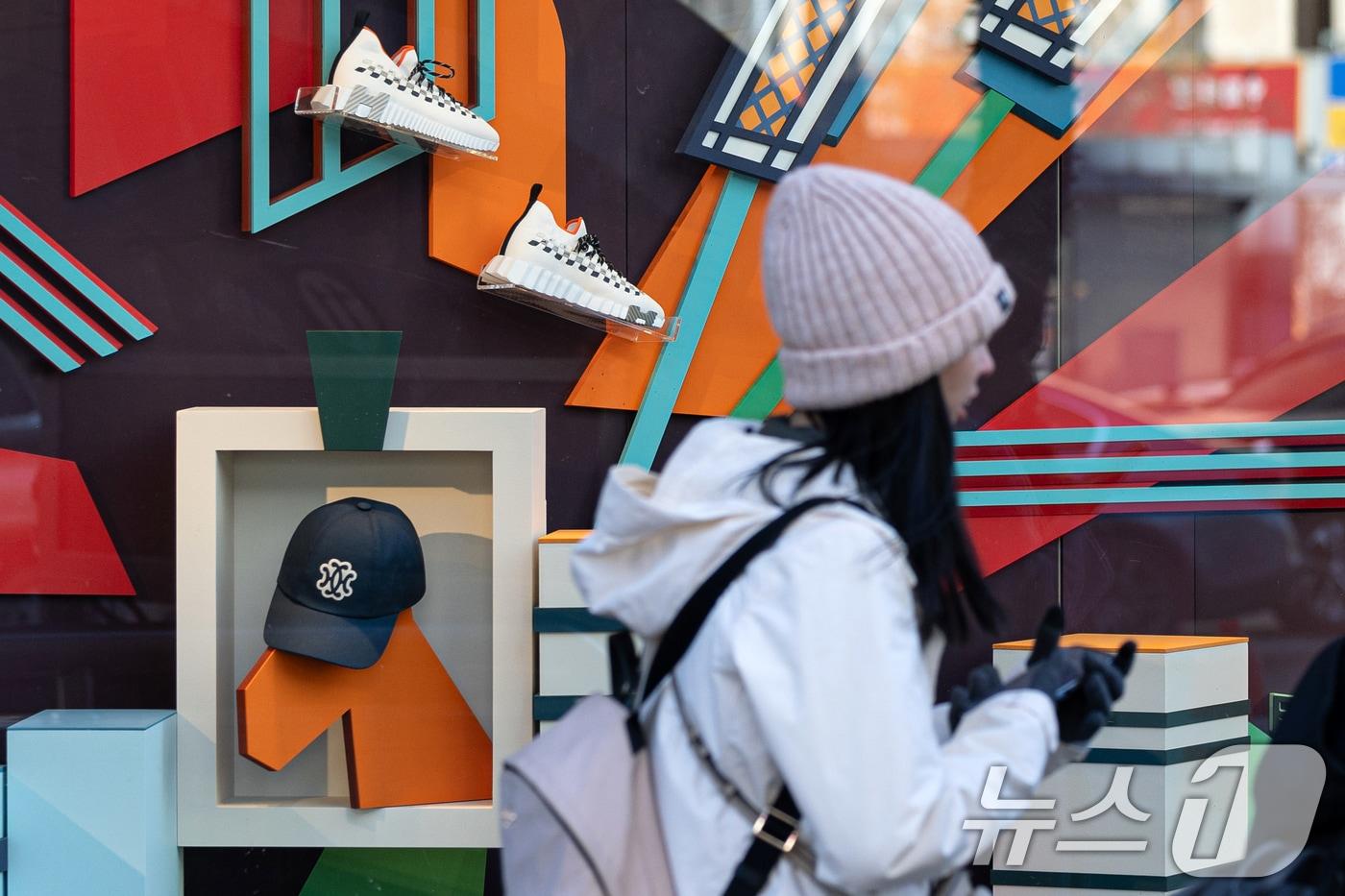 서울 중구 신세계백화점 본점 외벽에 에르메스 제품 등이 전시돼 있다. 2024.12.31/뉴스1 ⓒ News1 이승배 기자