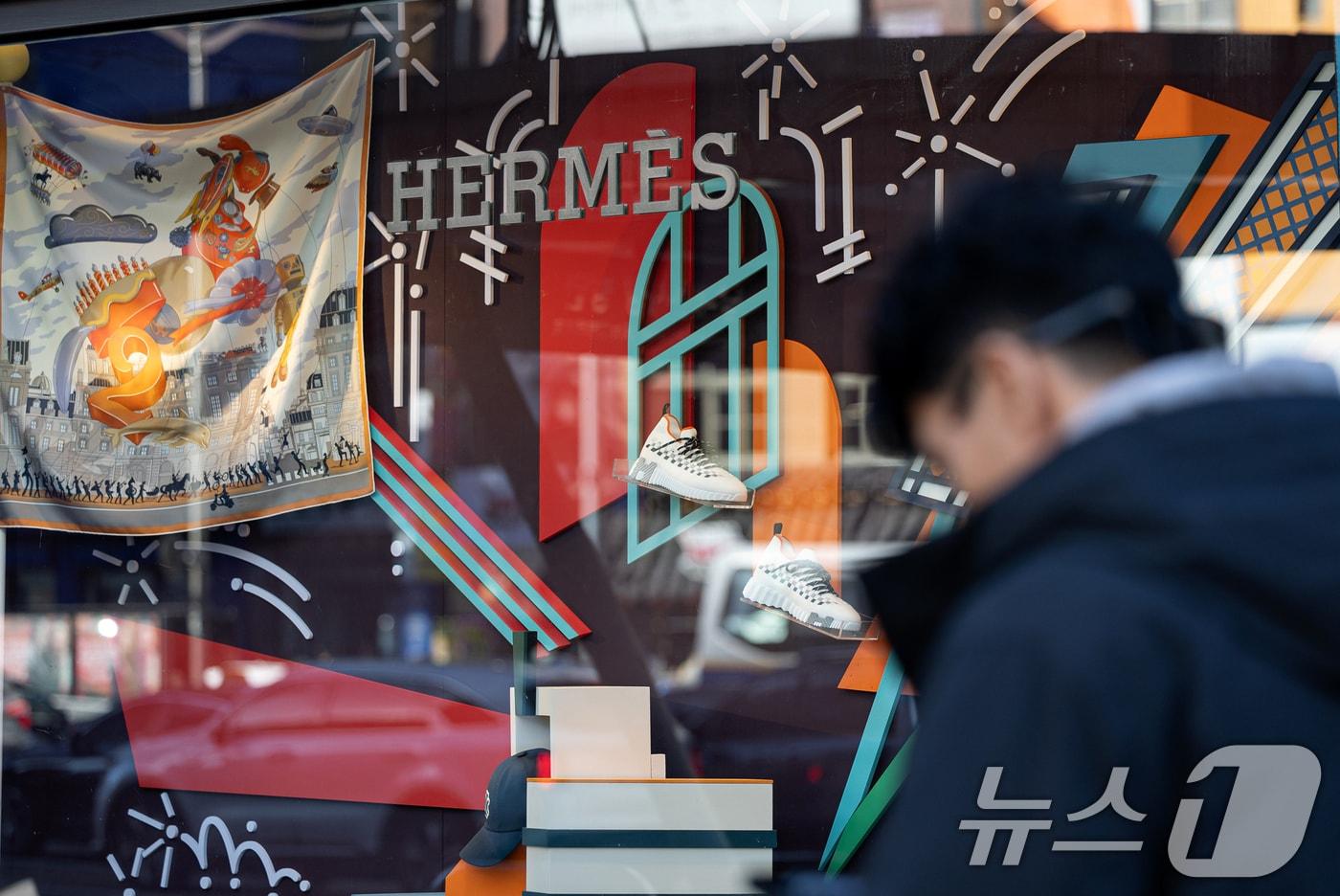 서울 중구 신세계백화점 본점 외벽에 에르메스 제품 등이 전시돼 있다. 2024.12.31/뉴스1 ⓒ News1 이승배 기자