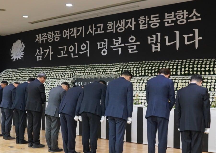 본문 이미지 - 31일 천안시청 대회의실에 마련된 제주항공 여객기 사고 희생자 합동분향소에서 추모객들이 참배하고 있다. (천안시청 제공) /뉴스1