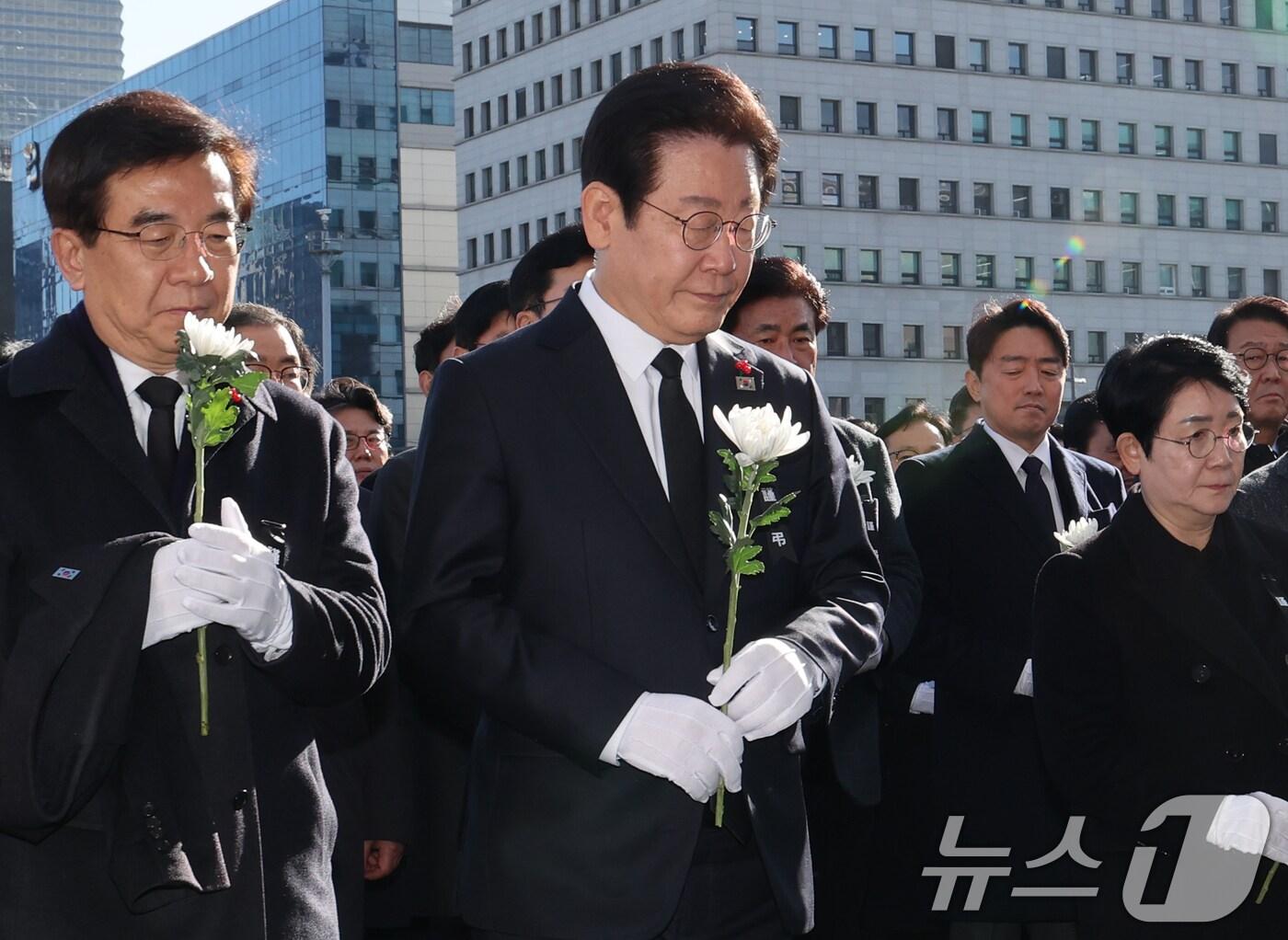 본문 이미지 - 이재명 더불어민주당 대표를 비롯한 의원들이 31일 오후 서울 여의도 국회 합동분향소에서 제주항공 여객기 사고 희생자 합동분향소에서 조문을 하고 있다. 2024.12.31/뉴스1 ⓒ News1 송원영 기자