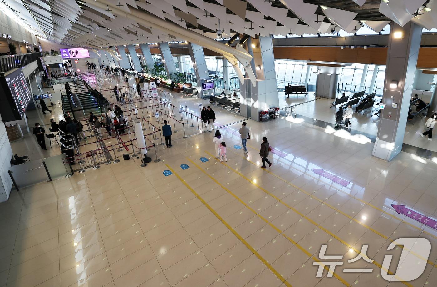 전남 무안국제공항 제주항공 여객기 참사 사흘째인 31일 오후 서울 강서구 김포국제공항 국내선 청사가 한산한 모습을 보이고 있다. 여행·관광 업계에 따르면 환율 급등과 정국 불안으로 얼어붙은 여행업계에 설상가상으로 지난 29일 여객기 사고까지 발생하면서, 여행 상품과 항공권 취소가 잇따르고 있다. 2024.12.31/뉴스1 ⓒ News1 오대일 기자