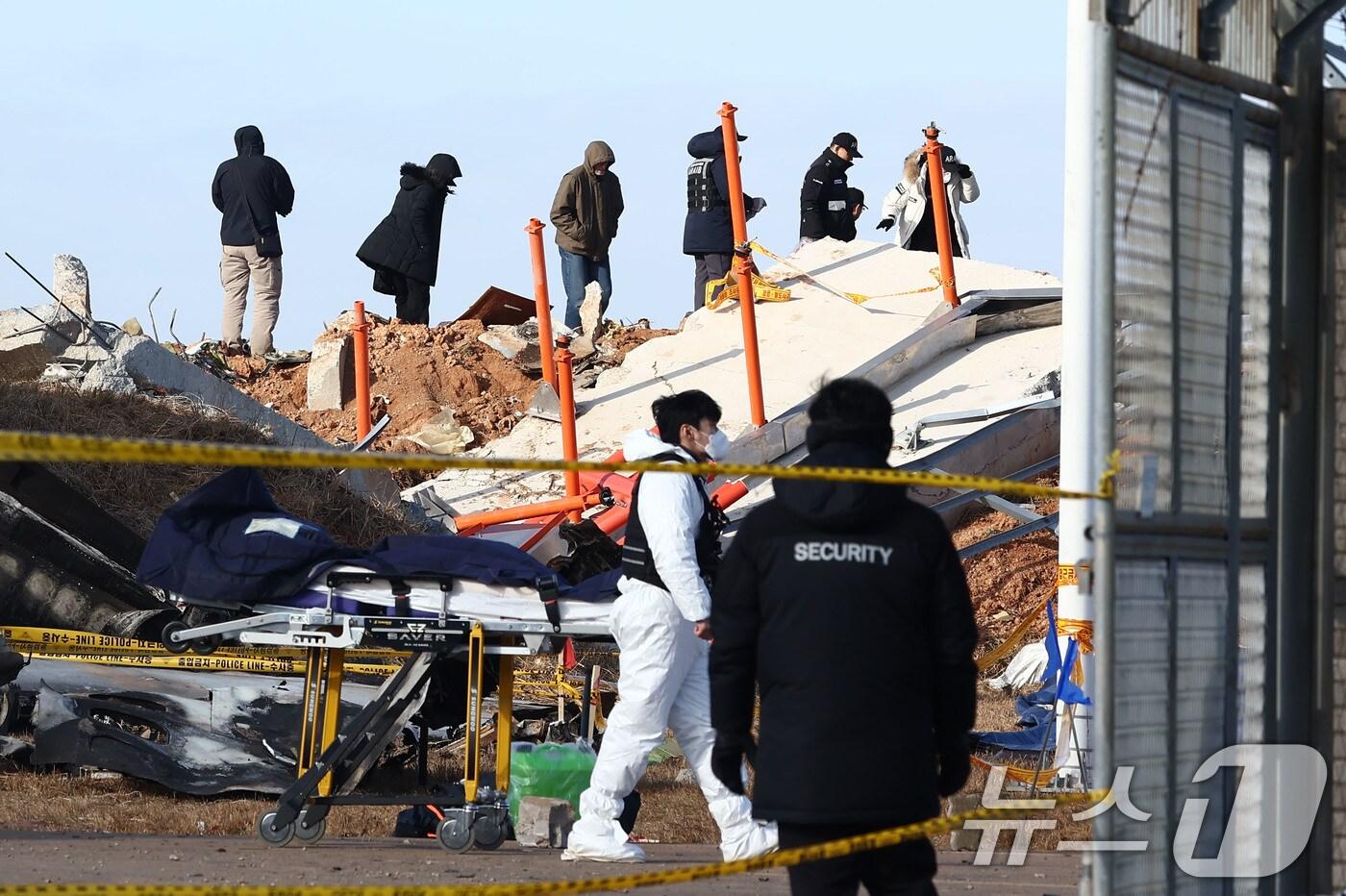 31일 오후 전남 무안국제공항 제주항공 여객기 참사 현장에서 미국 연방항공청, 교통안전위원회, 보잉 등 한미합동조사 관계자들이 사고 여객기와 충돌로 부서진 방위각 시설(로컬라이저) 등을 조사하고 있다. 2024.12.31/뉴스1 ⓒ News1 김민지 기자