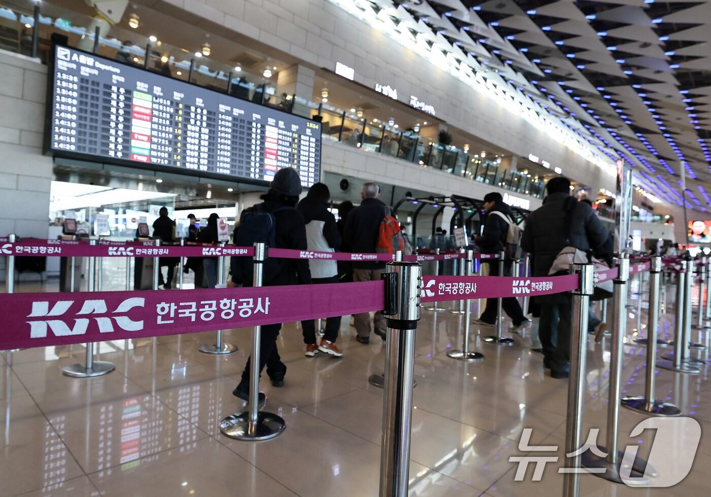 서울 강서구 김포국제공항 국내선 청사에서 승객들이 탑승 수속을 밟고 있다. 2024.12.31/뉴스1 ⓒ News1 오대일 기자