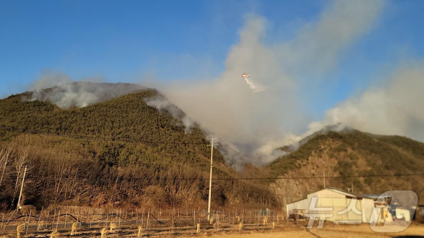 31일 오후 2시15분쯤 대구 군위군 삼국유사면 화북리의 야산에서 화재가 발생해 소방·산림 당국이 진화작업을 펼치고 있다.(대구소방안전본부 제공)2024.12.31/뉴스1 ⓒ News1 이성덕 기자